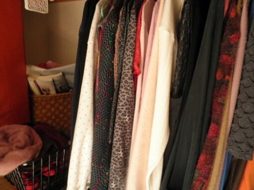 クローゼットの中の衣類の山も遺品整理でスッキリ　生駒市のトリプルエス
