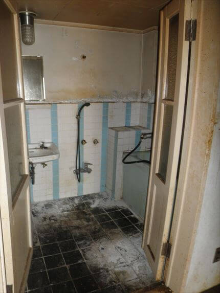 ひどい汚れた大阪市北区の故人の住んでいた部屋の浴室　大阪の遺品整理・生前整理業者トリプルエス